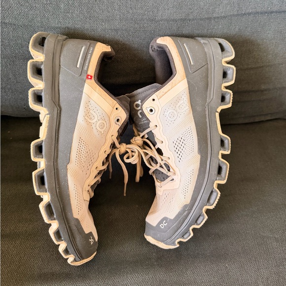 On Running Men's Tan and Black Athletic Shoes - Picture 4 of 8